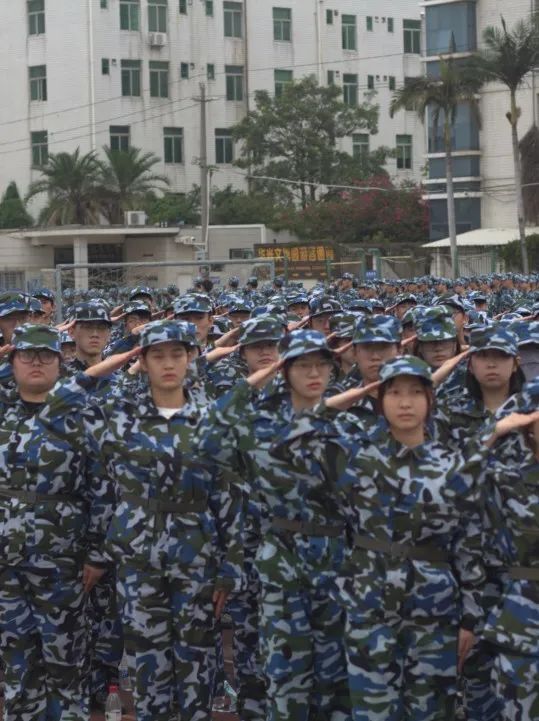 汗洒训练场，不负青春梦— —我院2022级新生军训圆满收官