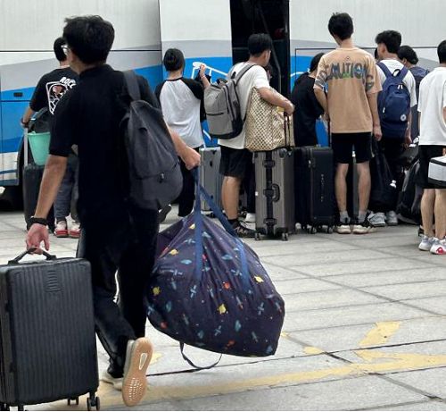 大数据技术专业学生赴漳州港爱果冻教学基地学习