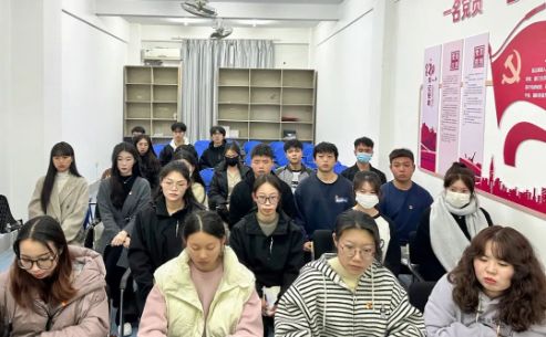 主题教育 │ 学报告悟精神 强思想建新功 ——商学院党支部开展专题学习会