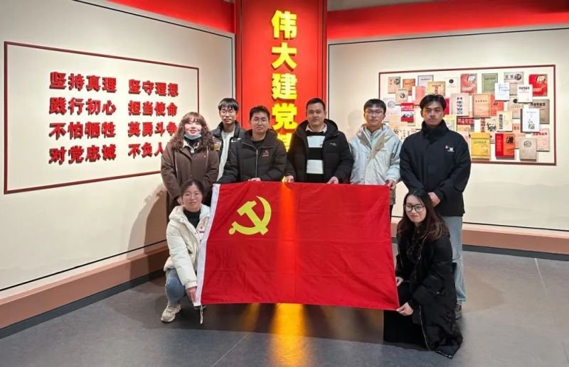 主题教育 │ 沉浸感悟初心力量 主题教育走深走心 ——商学院党支部开展主题党日活动
