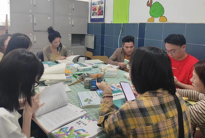 商学院开展新学期教材审议工作