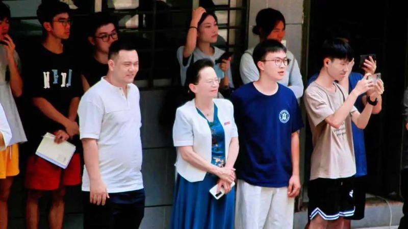 青春团学｜赓续五四薪火 青春挺膺有我 ——商学院举办第十一届校园快闪活动