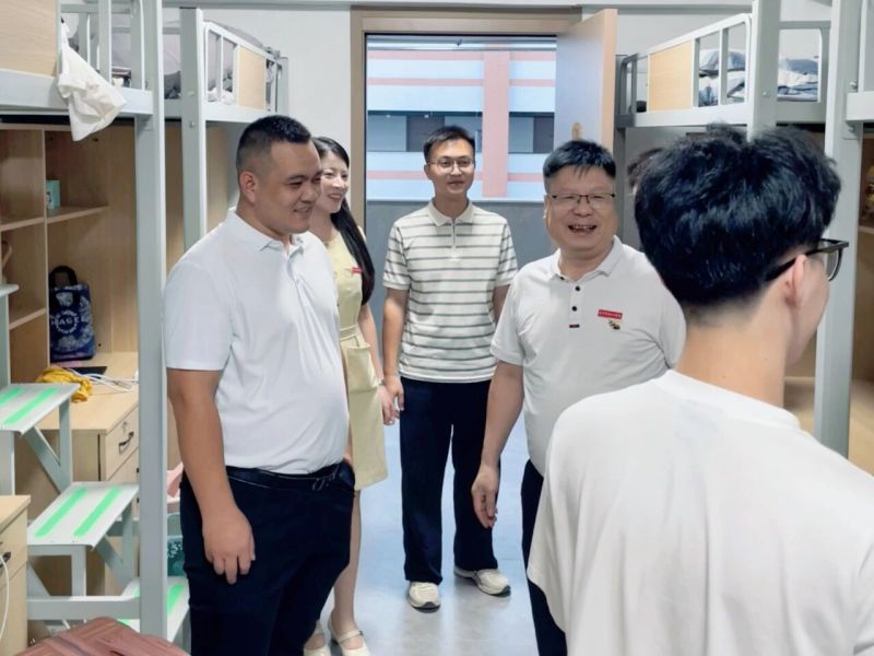 迎新季｜学院领导深入新生宿舍走访慰问，温情关怀助力学子启航新程