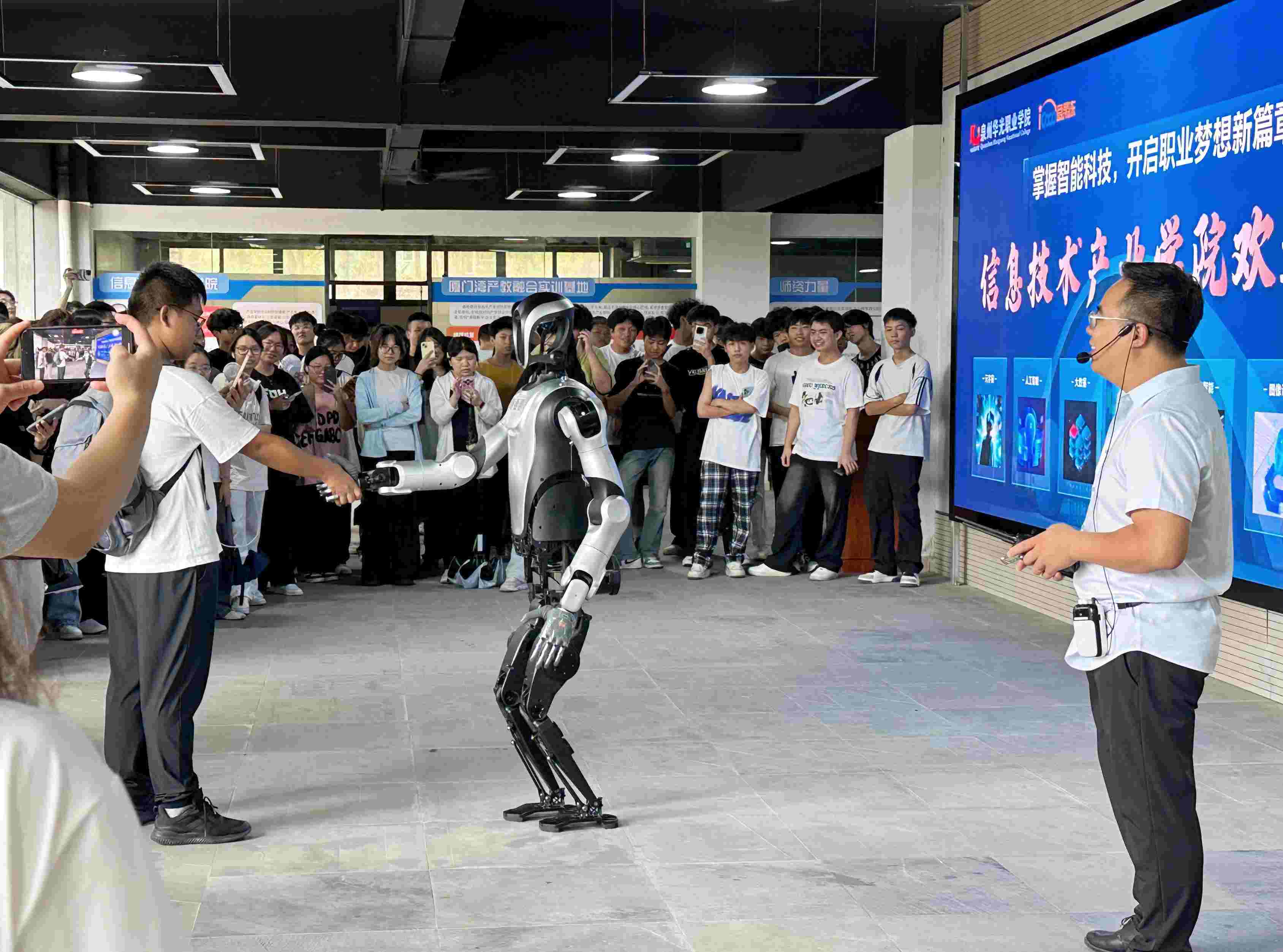 商学院科普月活动之“智领未来，赋能新生代”沉浸式体验活动