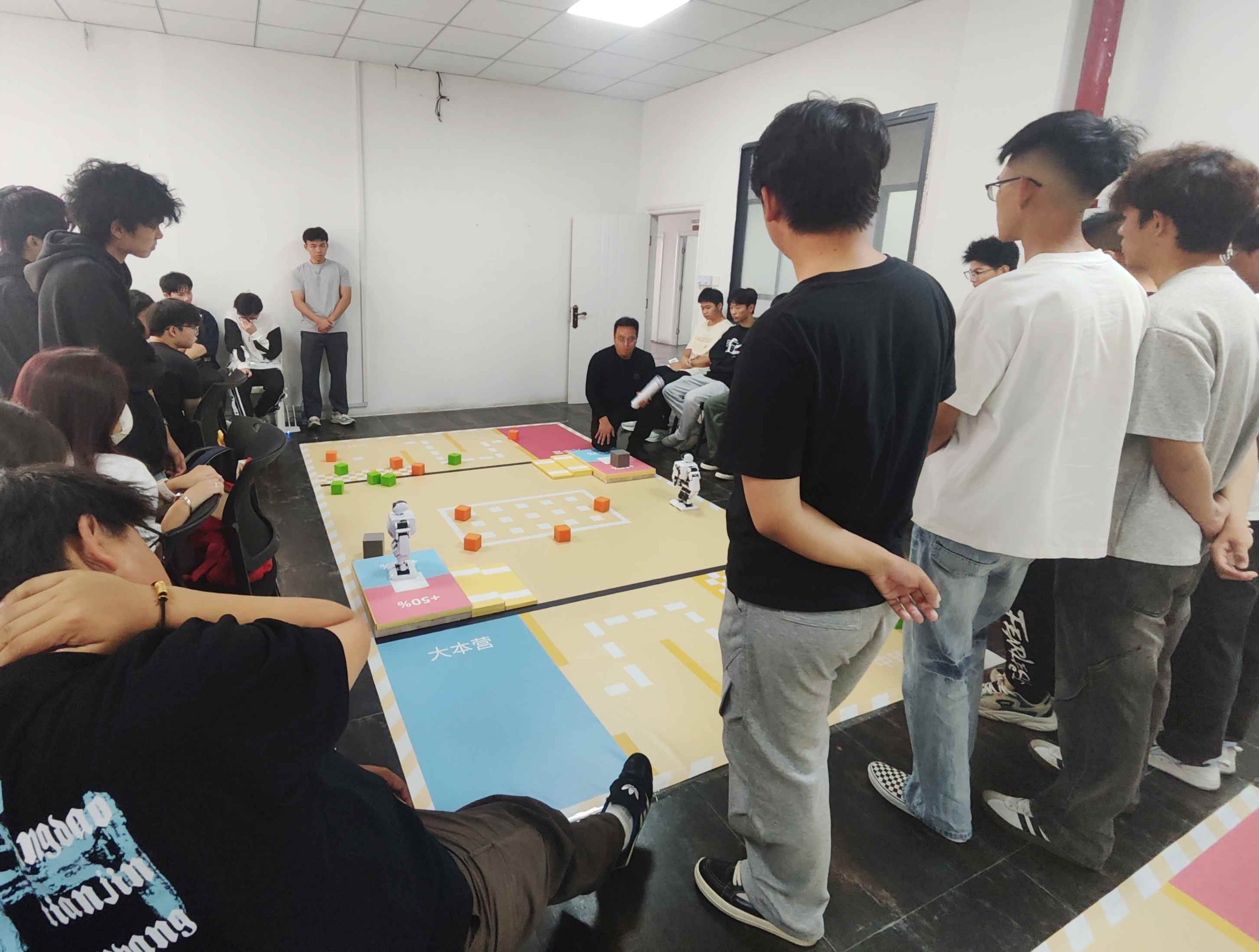 商学院学子厉兵秣马 积极备战人形机器人国赛