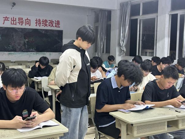 学院动态｜以考促学明规范，笃行致远启新程——商学院组织2025级新生开展《学生手册》考试