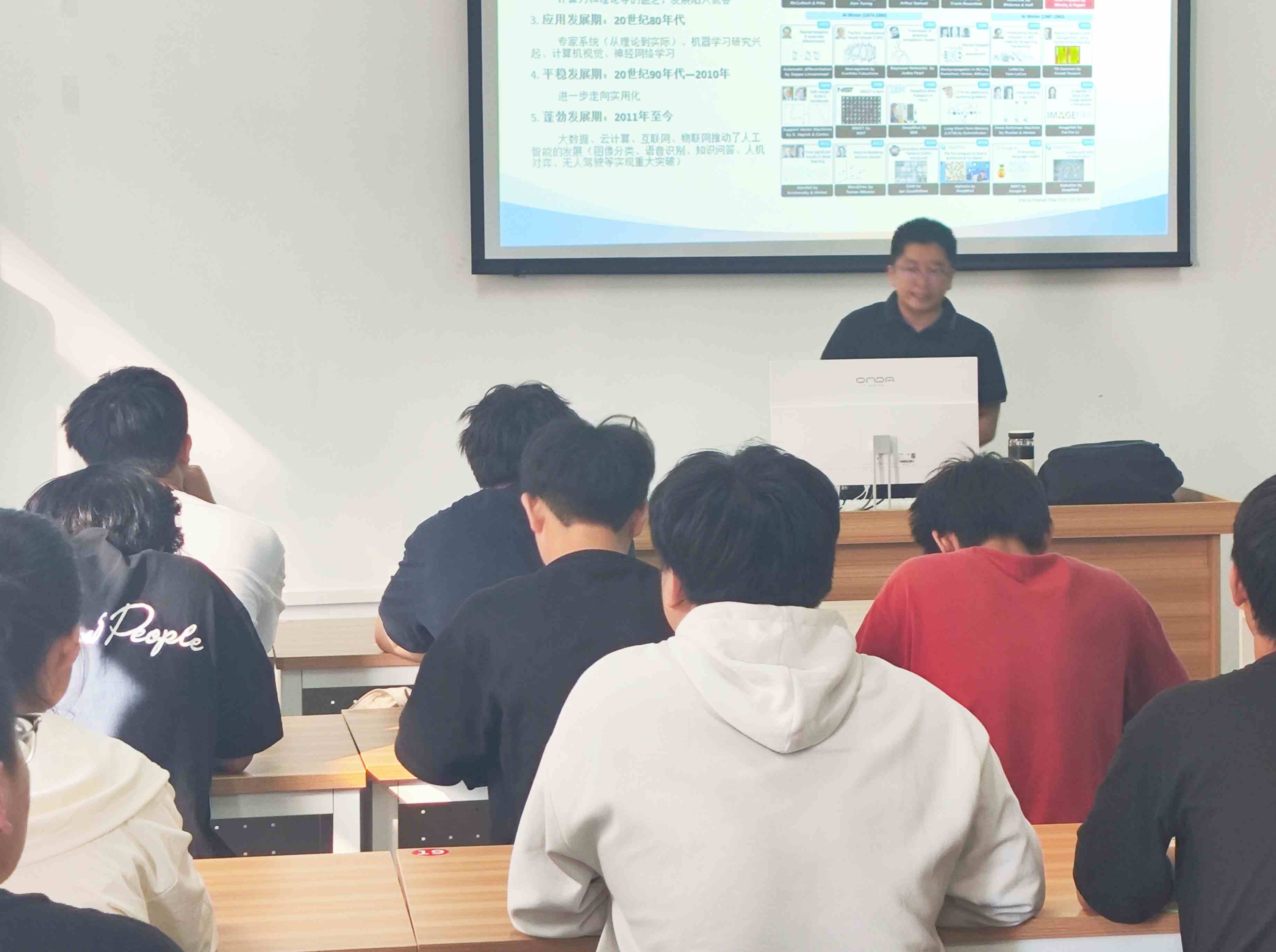 AI赋能，智领未来：商学院科普周讲座解锁智慧办公新技能