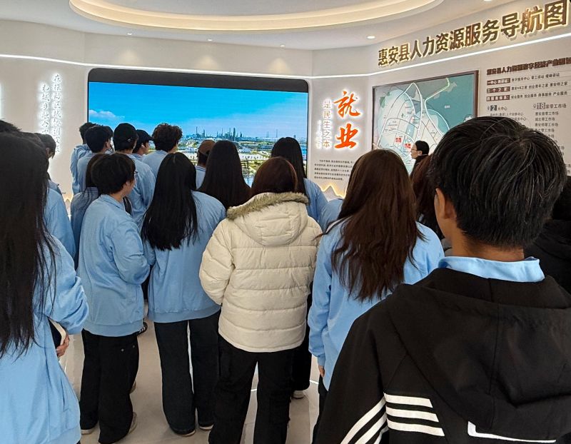 知行合一开新境，学以致用促成长 ——25级电子商务2班赴数字产业园认知实习