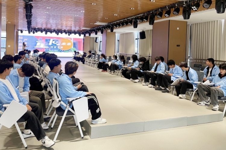 沉浸体验拓视野，学思践悟助成才 ——25级电子商务6班赴国际儿童产业园认知实习