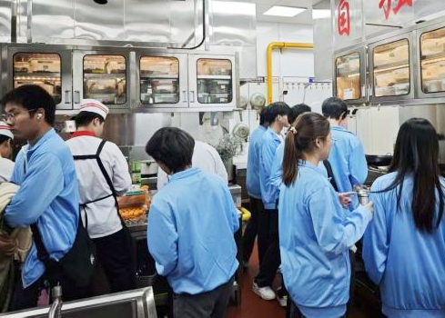 寻味海鲜盛宴，筑牢职业根基 ——25级烹饪专业赴江澜大酒楼认知实习