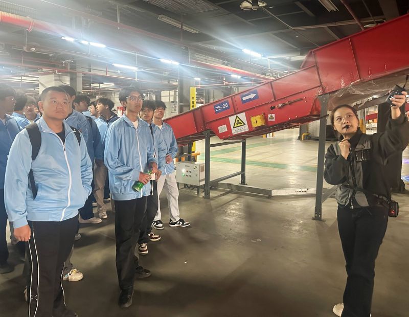 锚定职业方向，感知行业前沿 ——25级物流2班3班赴顺丰认知实习