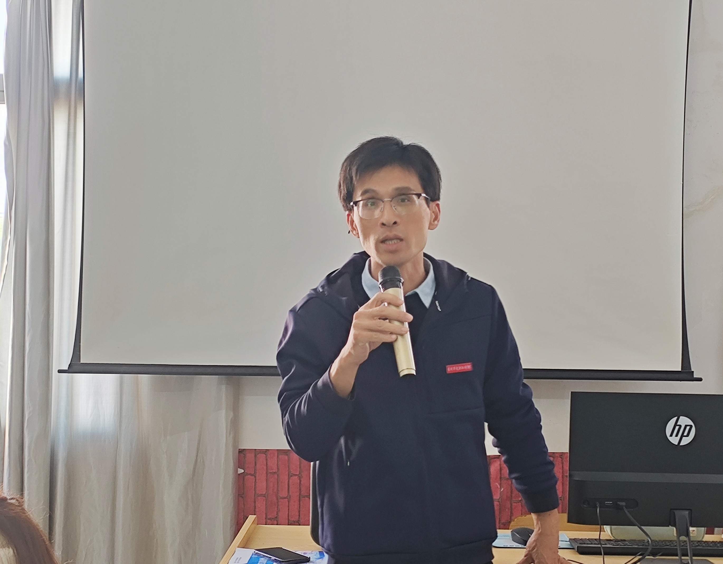 商学院举办AI教学讲座，助力教师数字化转型