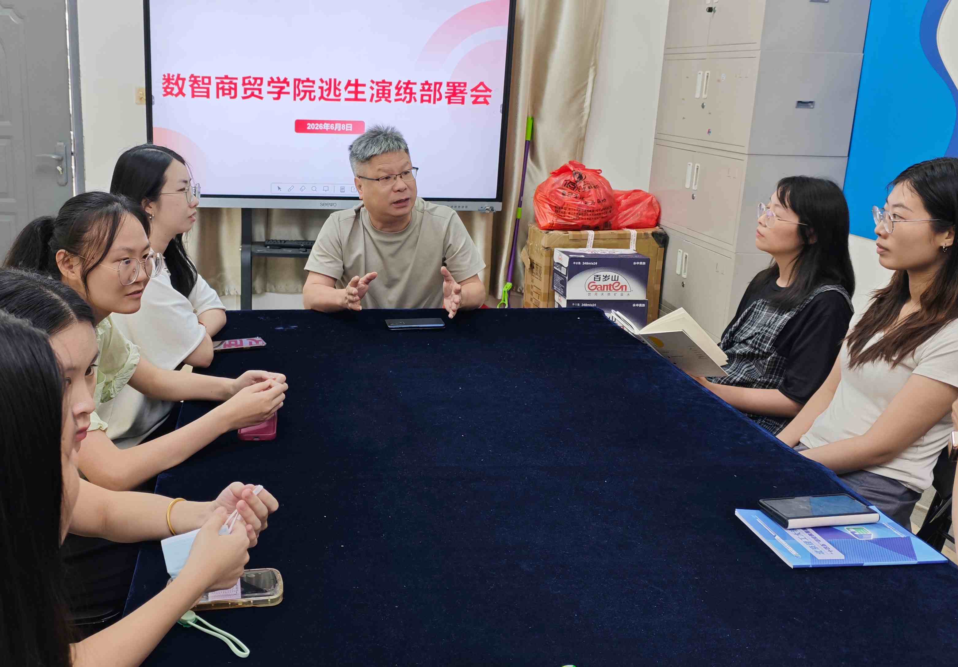 周密部署演练工作 筑牢校园安全防线 —— 我院召开应急逃生演练部署会