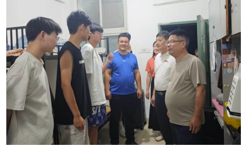 迎新季｜寝暖初心赴新程 关怀相伴启芳华 ——新生宿舍走访工作