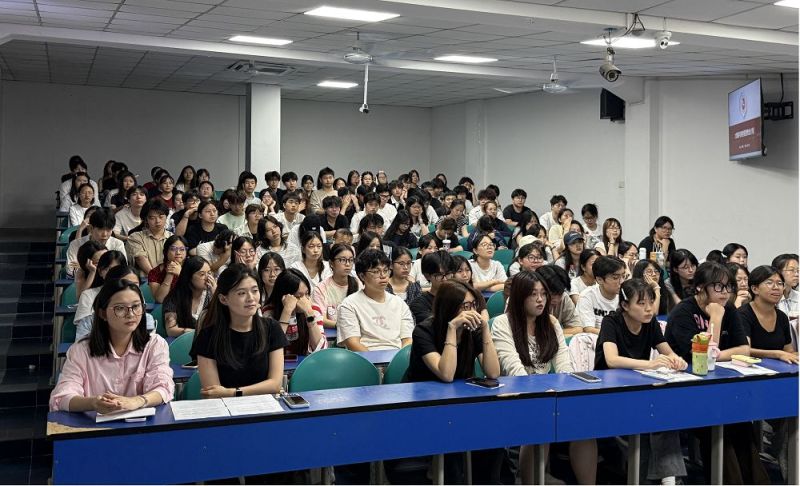 数智商贸学院举行 2026 级新生“说专业” 活动（第一期）