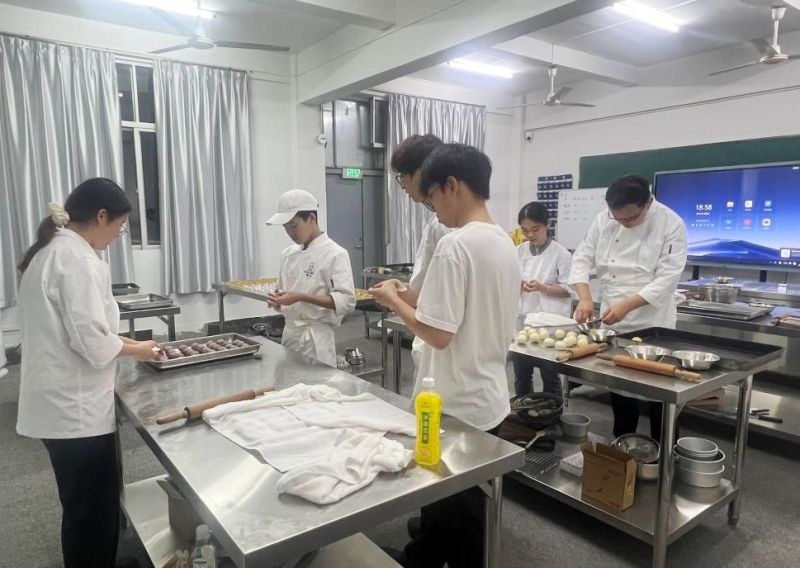 情满中秋，技能报校丨烹饪专业师生巧手制蛋黄酥，佳节送温暖