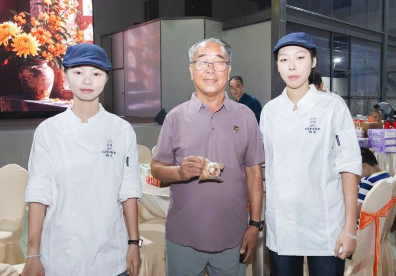 情满中秋，技能报校丨烹饪专业师生巧手制蛋黄酥，佳节送温暖