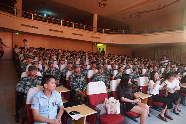 商学院举行2018级新生开学典礼