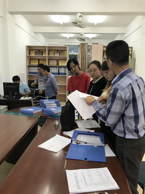 商学院接受关于16级毕业论文设计的期中检查