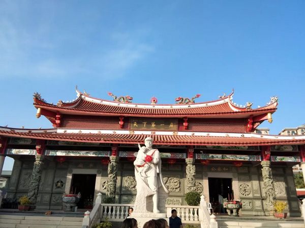 校党委陈书记与商学院学生共度周末
