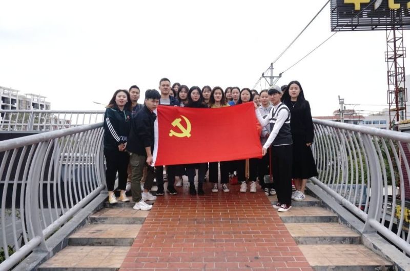 天桥卫生打扫活动--商学院党支部