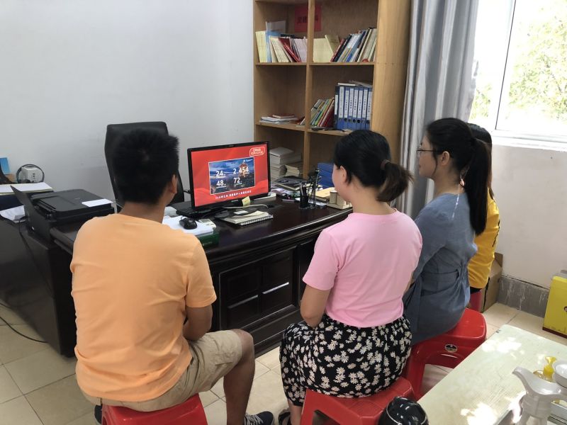 商学院党支部学习“党旗飘扬 筑牢红色防火墙”专题微党课