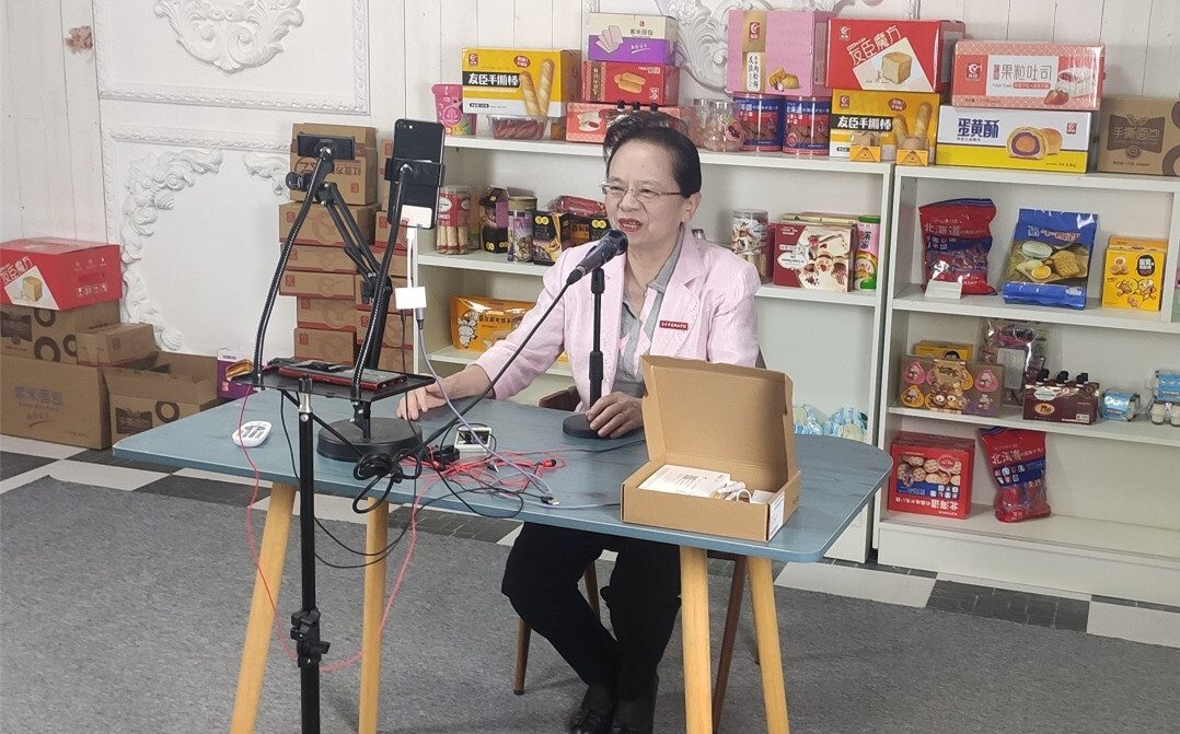 职教周系列活动之观摩电商直播中心