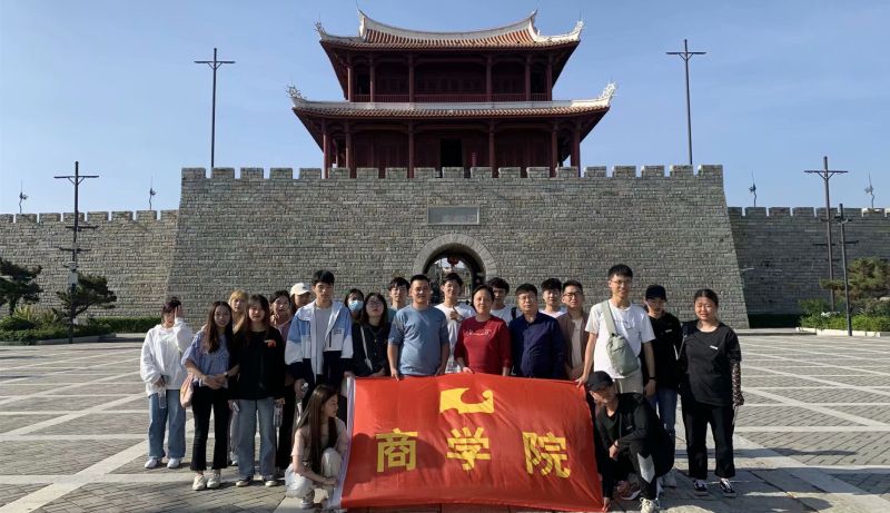 商学院领导陪师生过周末活动